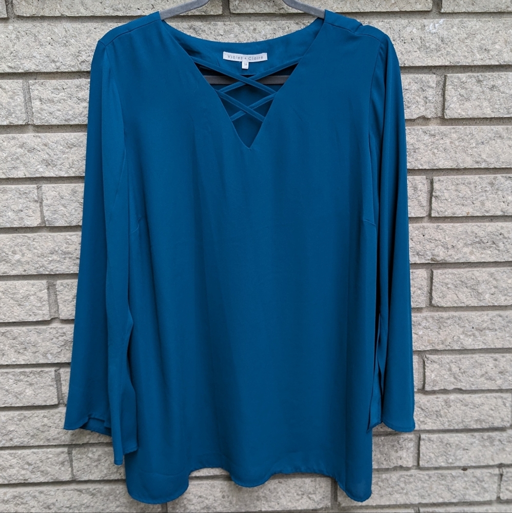 Violet & Claire Womens 1X  Boho Blue Green & White Paisley Floral Tunic V-Neck